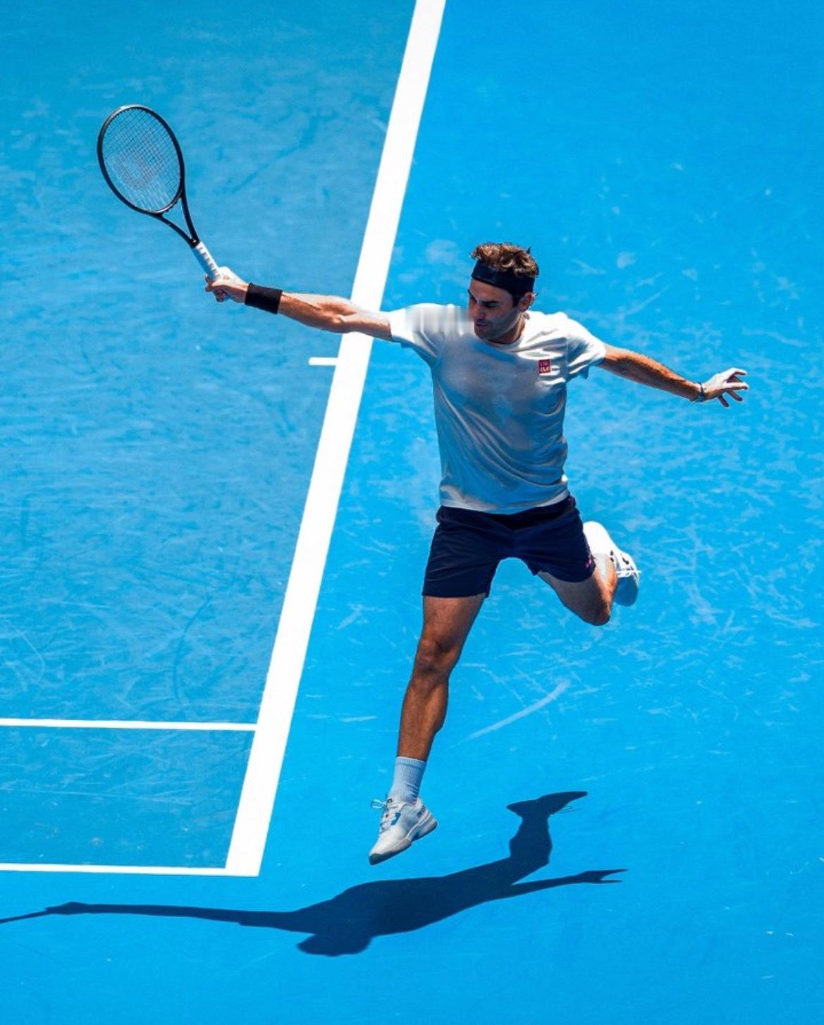 网球talking大会这很澳网澳网2026 德约科维奇在去训练途中停下来观看老对