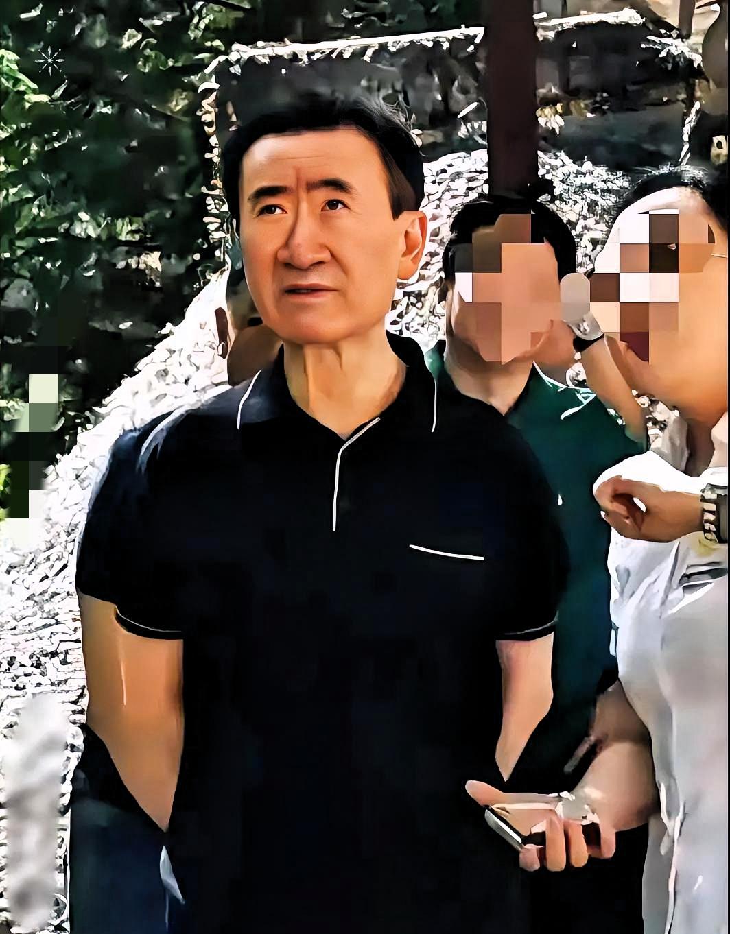 我一个在万达工作的朋友，
他说，王健林本人和电视上的他，

根本就不一样，
王健