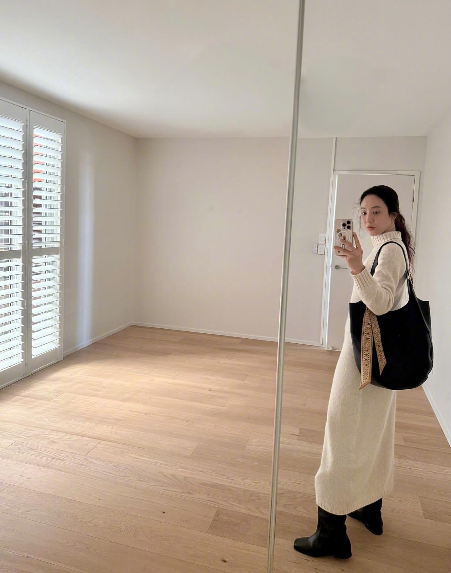 带着妈妈一起旅行的郑丽媛，貌似是在澳大利亚布里斯班买了房子，正在装饰布置中。查了