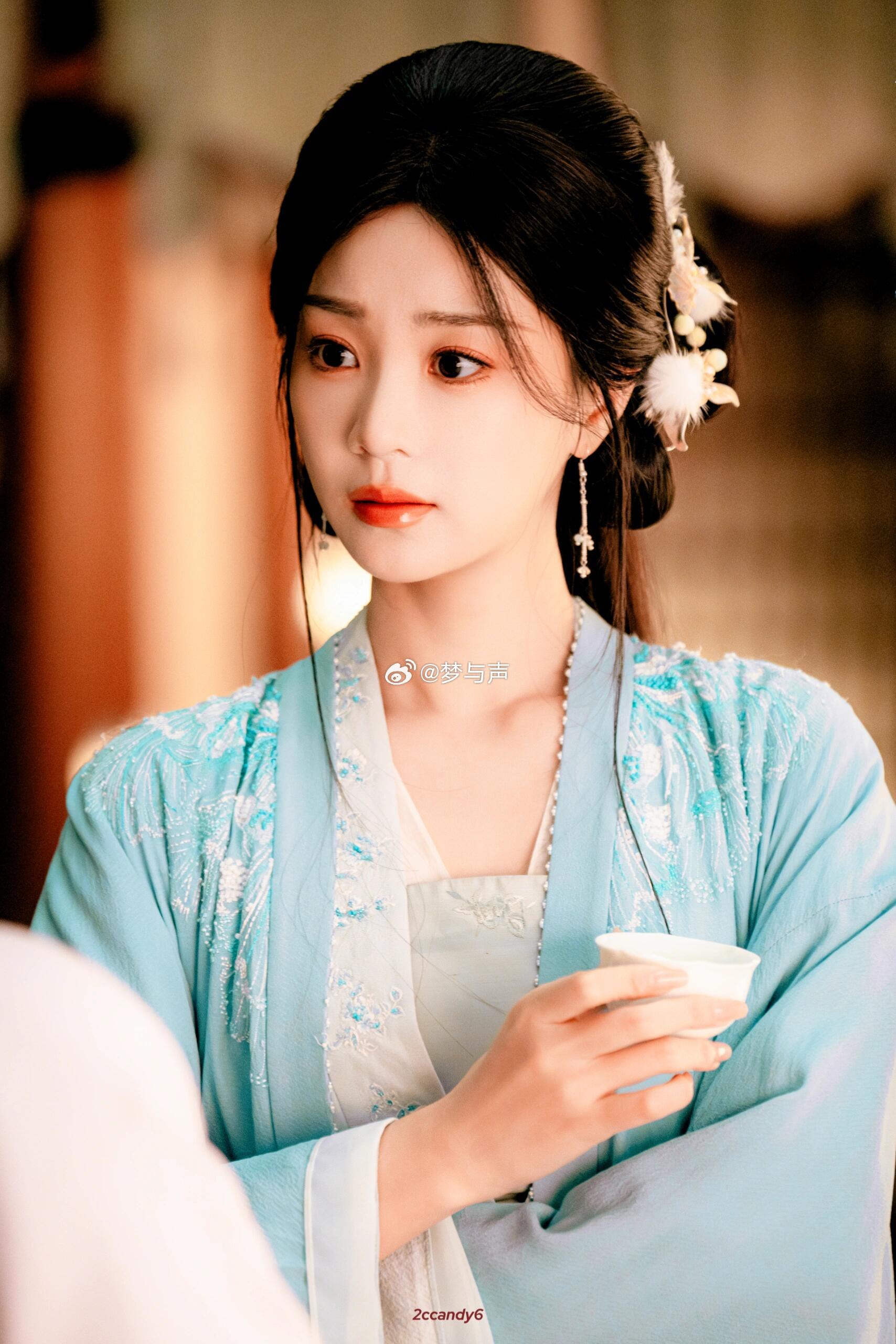 胡意旋小白花爆改黑玫瑰救命！胡意旋这黑玫瑰造型也太绝了吧！从清纯小白花到暗黑女王