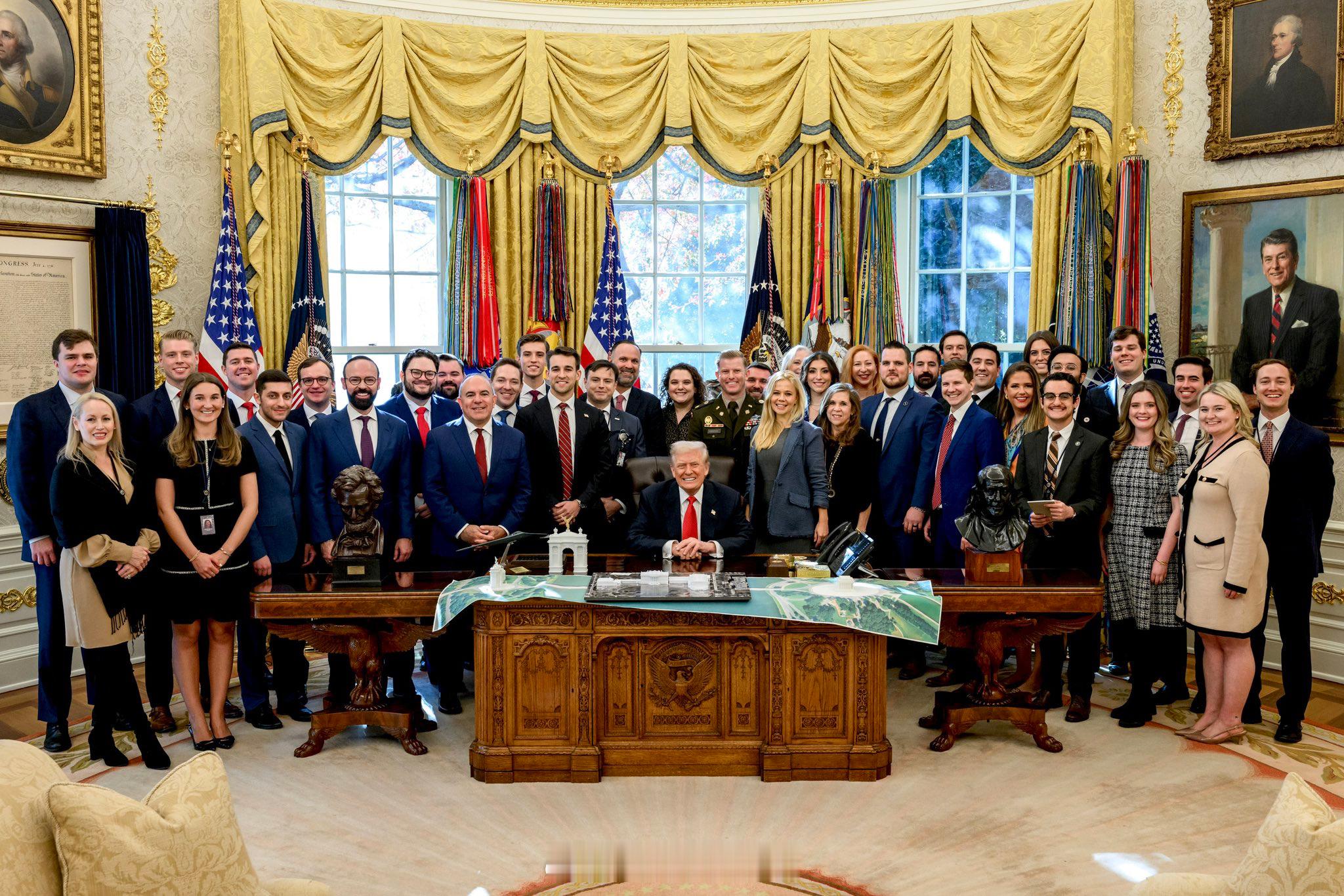 特朗普和白宫总统人事办公室员工合影，肤色把控确实严格 