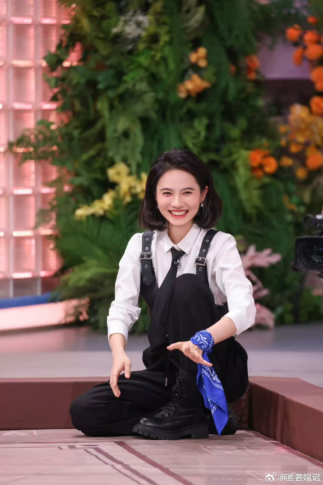 姜珮瑶干练西装风好飒你好星期六金条大劫案现场，姜珮瑶一身西装气场十足，复古氛围感