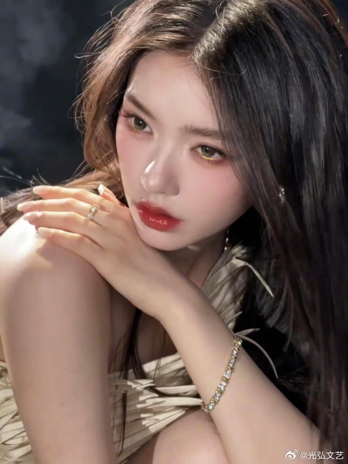 是谁又被林允美到失语林允这组图可以直接当封面 翻开林允这组氛围感大片瞬间被狠狠惊