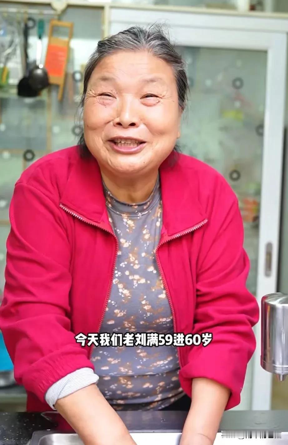 拉乌公公迎来六十大寿，老两口宴请老兄弟姐妹们一同吃饭。菲利斯的老公杜斌也带着礼品