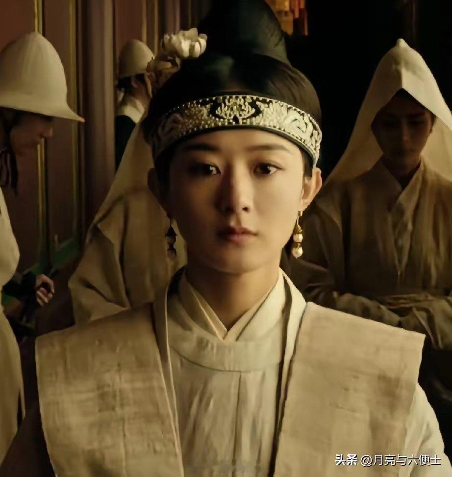 由易烊千玺主演的《澎湖海战》，瞬间炸了全网，是因为海报上是赵丽颖，大家都在猜测赵