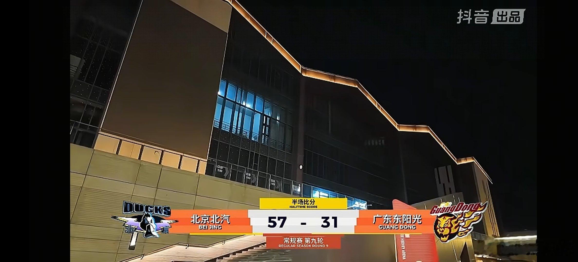 京粤大战上半场结束，北京北汽在主场大比分领先广东东阳光。首钢外线神准，徐杰伤退，