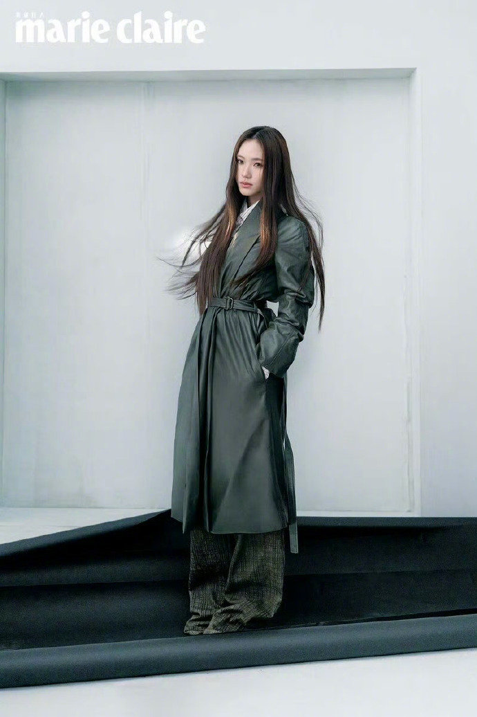 小S二女儿登封台版嘉人许韶恩黑色斜肩裙 小S二女儿许韶恩Lily登上台湾版嘉人五