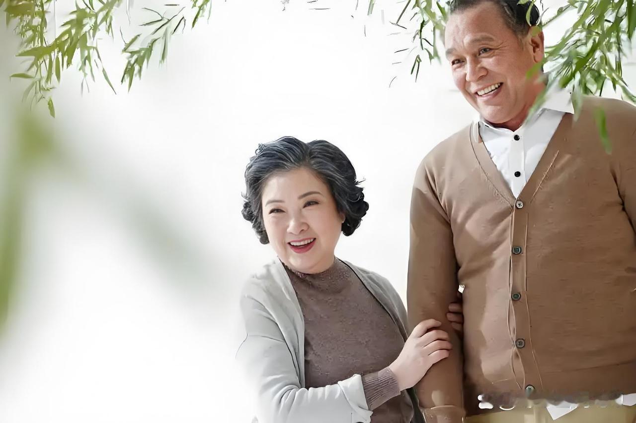 老年夫妻分床睡，说有利身心健康、延年益寿有一定道理。中年夫妻忙碌一天，分床能适当