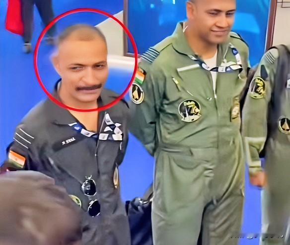 印度光辉战机坠毁，不宜冷嘲热讽。首先是飞行员也牺牲了，职务是中校，我看了他失事前