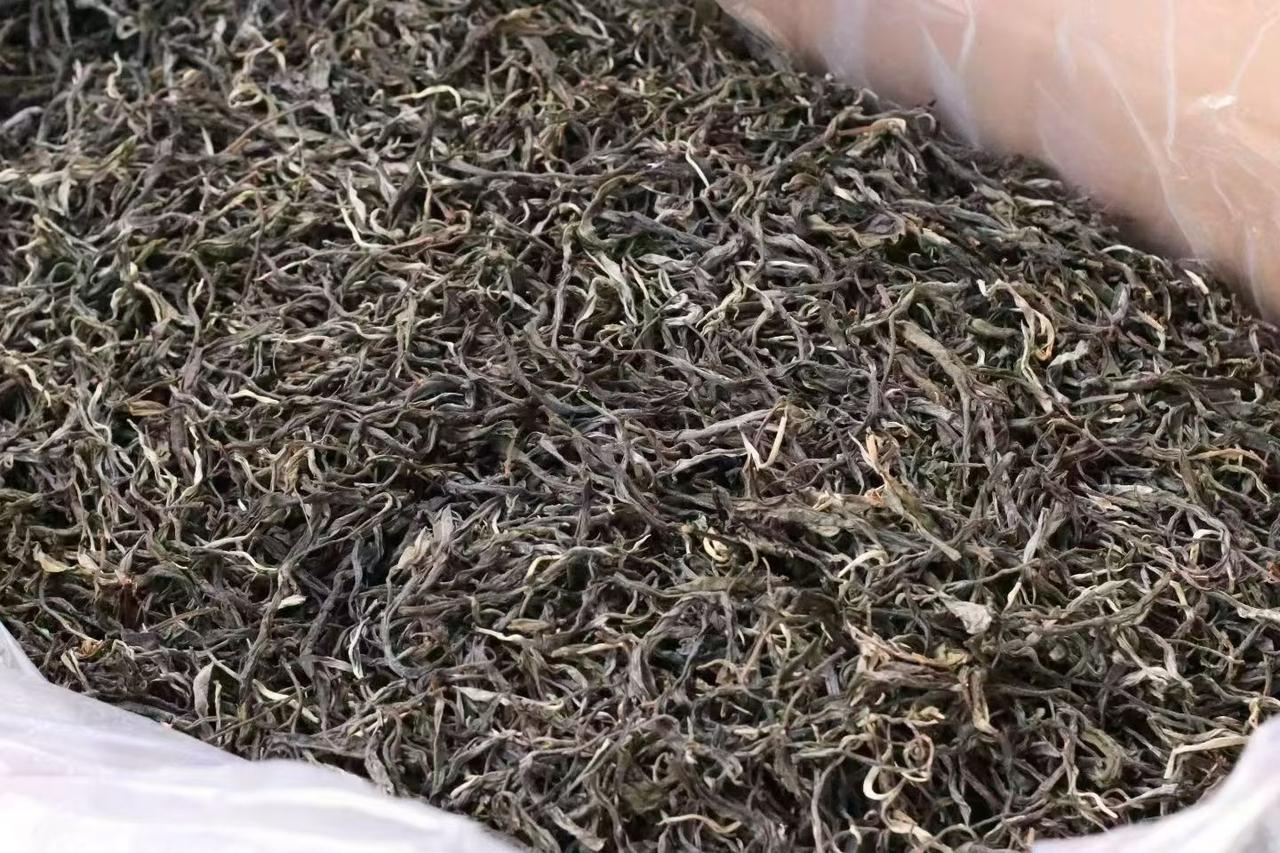 我们并非网红，更不是唯利是图的商人，我们是茶农，是茶山的守护者。茶叶于我们而言，