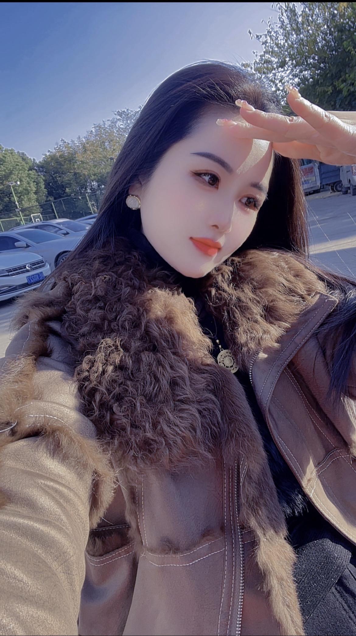 “总想做个连发丝都温柔的人 可是一路风太大 吹的温柔支离破碎……”