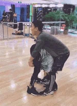 美女的小秘密，一下就暴露出来了。