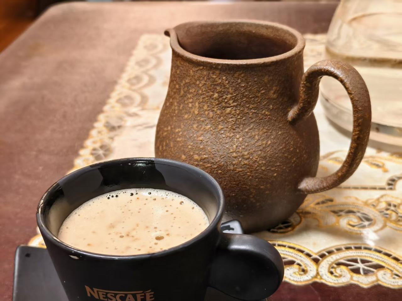 现在也没几个人愿意晒什么秋天的第一杯奶茶了，奶茶店，死的死，伤的伤，就像俄乌战场