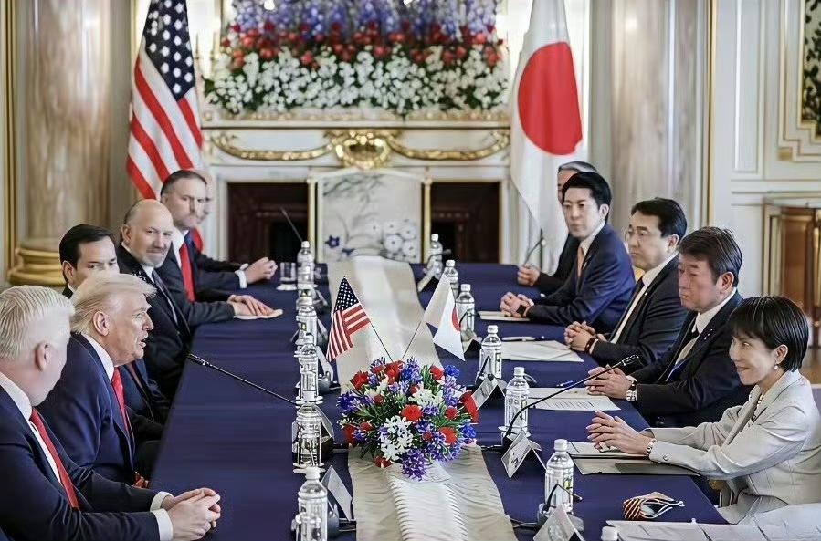 搞事女把谄媚演绎的淋漓尽致！参与谈判的日本政客紧锁眉头，只有她暗送秋波，石破茂死