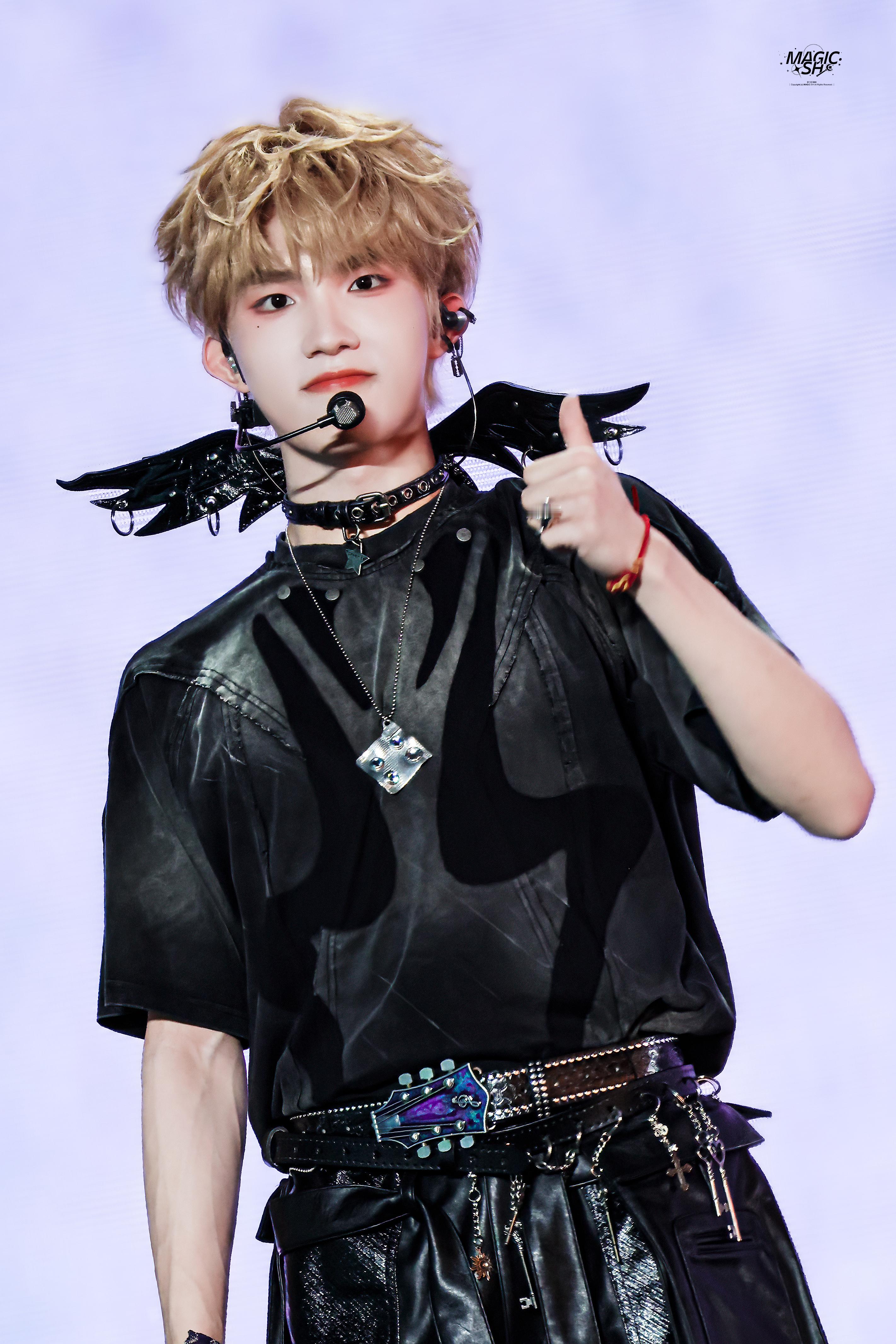 卷毛小狗👍·苏新皓[超话] ·今日星拍放送 ·苏新皓徐州演唱会红海 ​​​