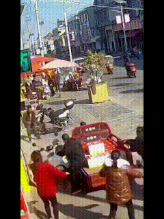 家长把电动三轮车停路边，忘了拔钥匙。
小孩好奇爬上去玩，一不小心拧到钥匙，车子“