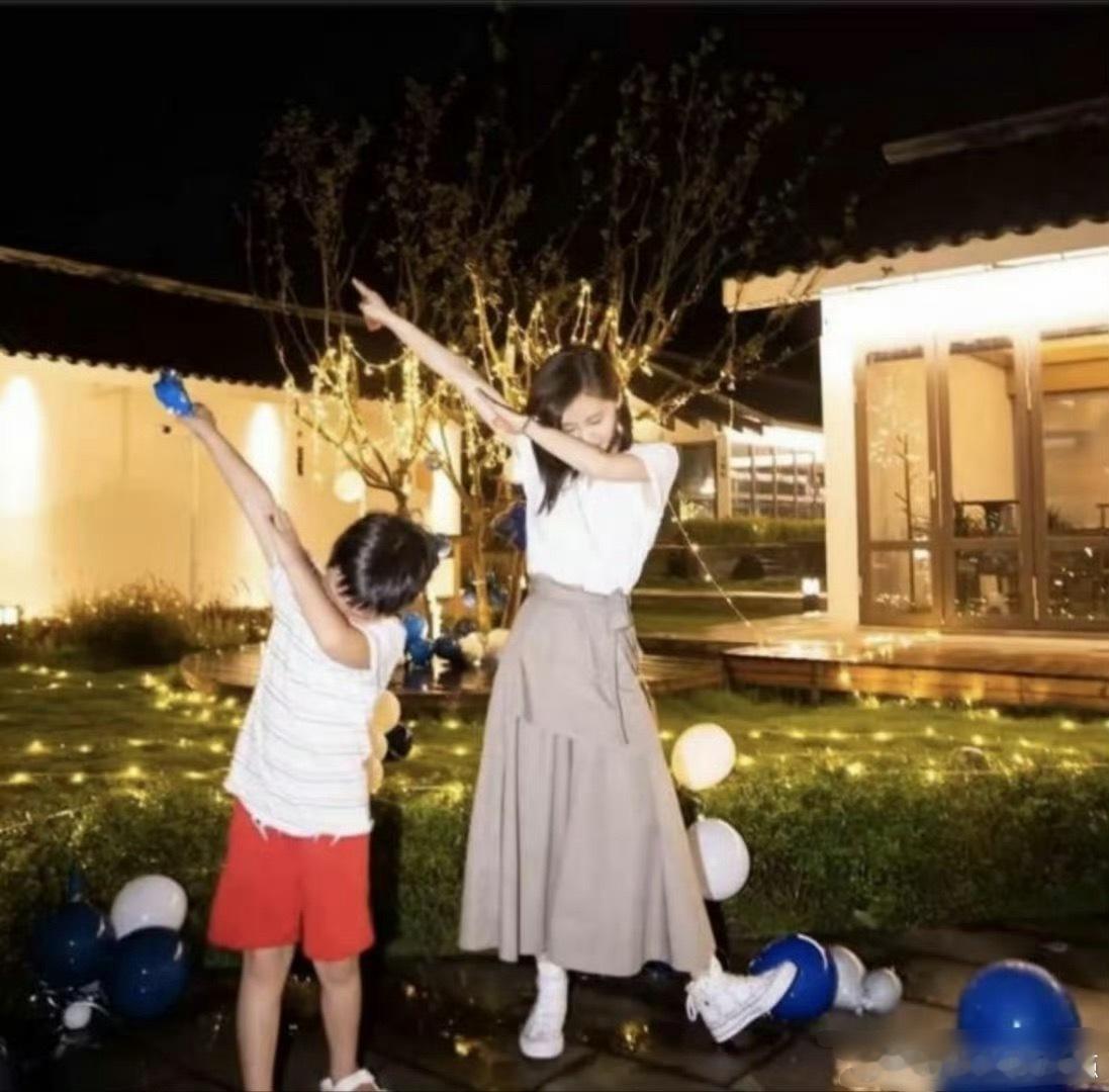 王子文儿子都这么大了才知道王子文儿子都12岁了，记得她之前公开时豆芽还小小的，现