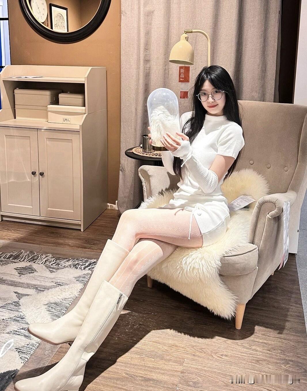 圣诞氛围满满，甜美女孩与圣诞树合影🎄💖