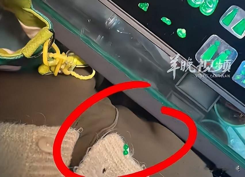 暖心一幕！女子毛衣竟“粘”走3000元耳环，她的一个选择被全网点赞！

太巧了！