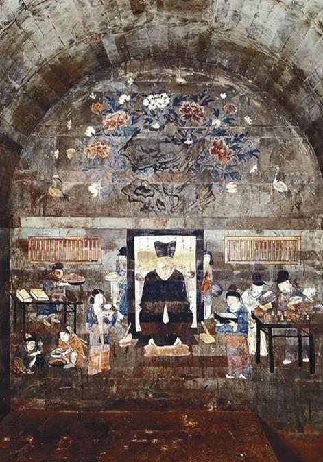 2009年，陕西考古队挖掘古墓，当墓门被打开，众人大吃一惊，墓室狭小且没有棺椁和