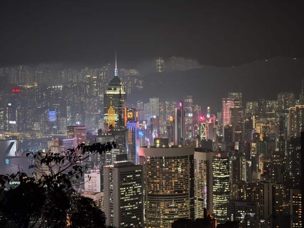 儿子发来信息，给我看他在香港旅游的照片。

我儿子毕业以后一直在上海，今年8月份