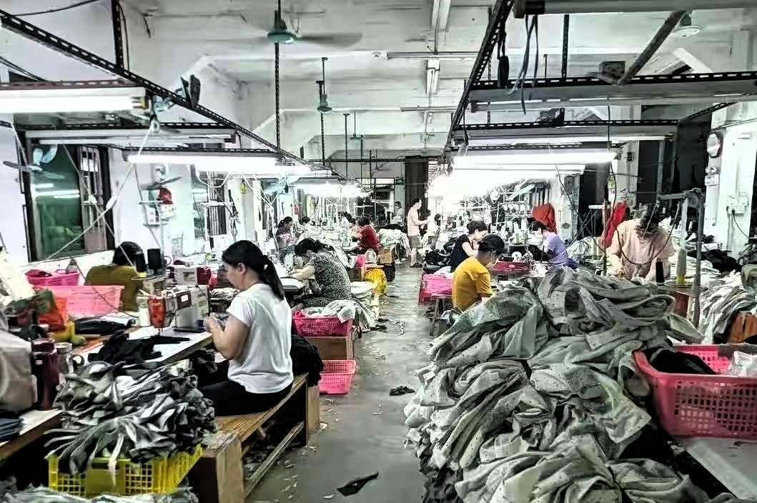 “笑不活了！”宁波一服装厂里几乎全是女工，夏天天气热，为了干活女工都穿的特别清凉