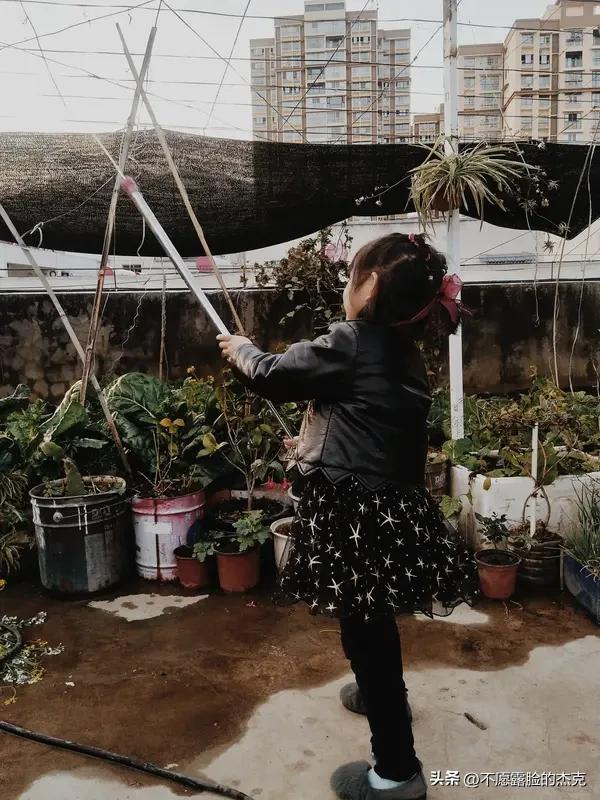 教育反思录（1001）
暑假来了
孩子们干什么最好
我猜
绝大多数人会说
补课呀