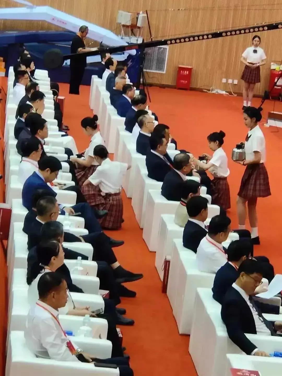 开会期间服务小姐去倒水会不会动静太大？像这种情况能不能喝矿泉水就算了，一定要喝热