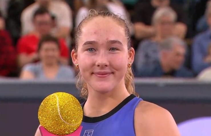 安德烈娃捧杯图。