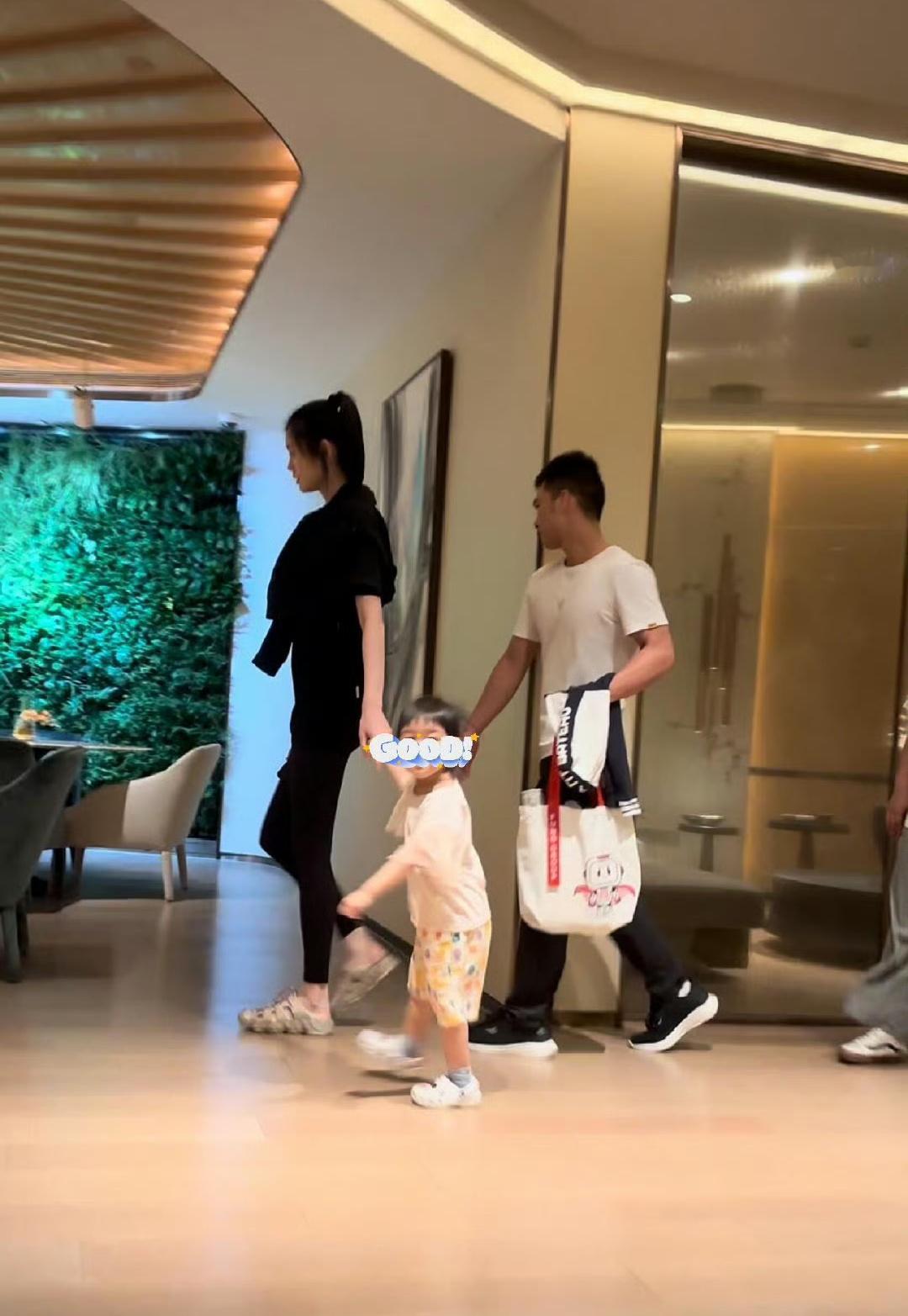 #奚梦瑶2岁女儿身高#网友偶遇奚梦瑶带两岁女儿出街，两岁的女儿身高真的是好优越啊