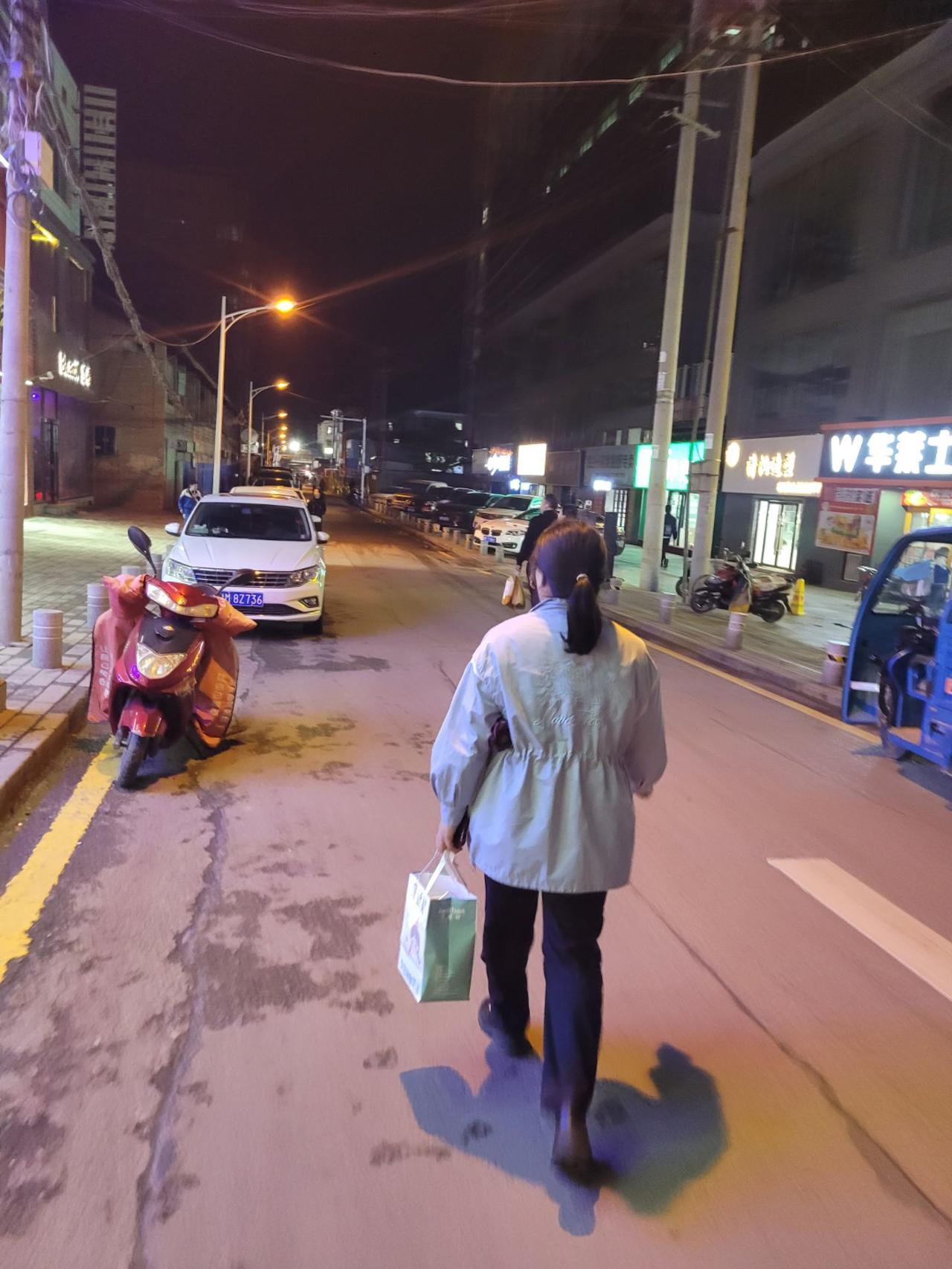 我是姐姐一手带大的。

那年我才五岁，父亲车祸去世，妈妈也因悲痛过度，不久后离开
