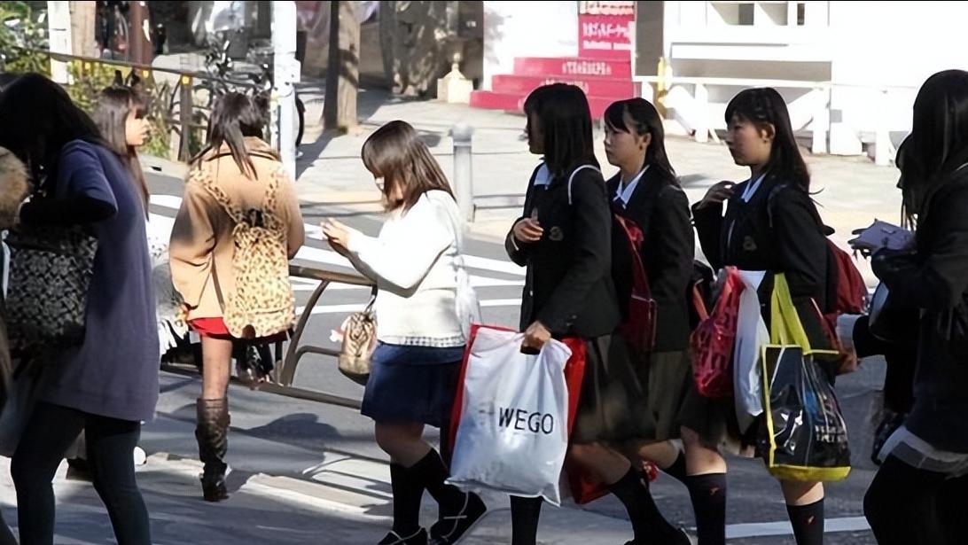 曾经唯日系品牌马首是瞻的摄影圈，如今竟然在日本东京涩谷上演了戏剧性的一幕，大量日