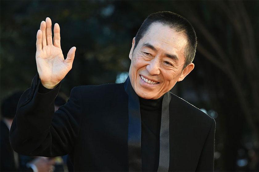 张艺谋一年挣好几个亿，他亲弟弟张建国蹲在老家村口，手上全是黑油，一辈子给人修自行