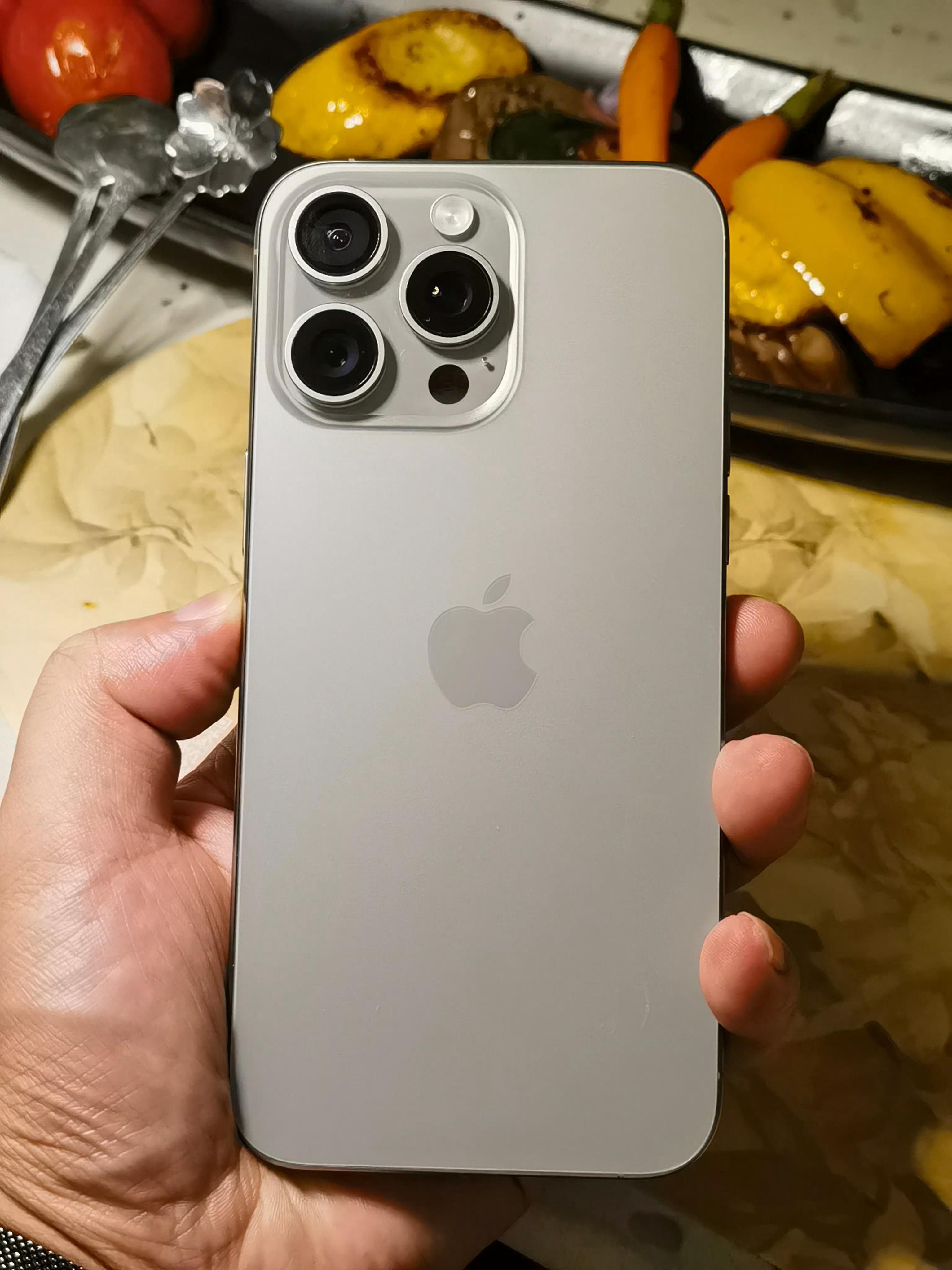 iPhone哪个材质手感最好 钛金属是目前综合体验最均衡的，重量轻，触感温润，裸