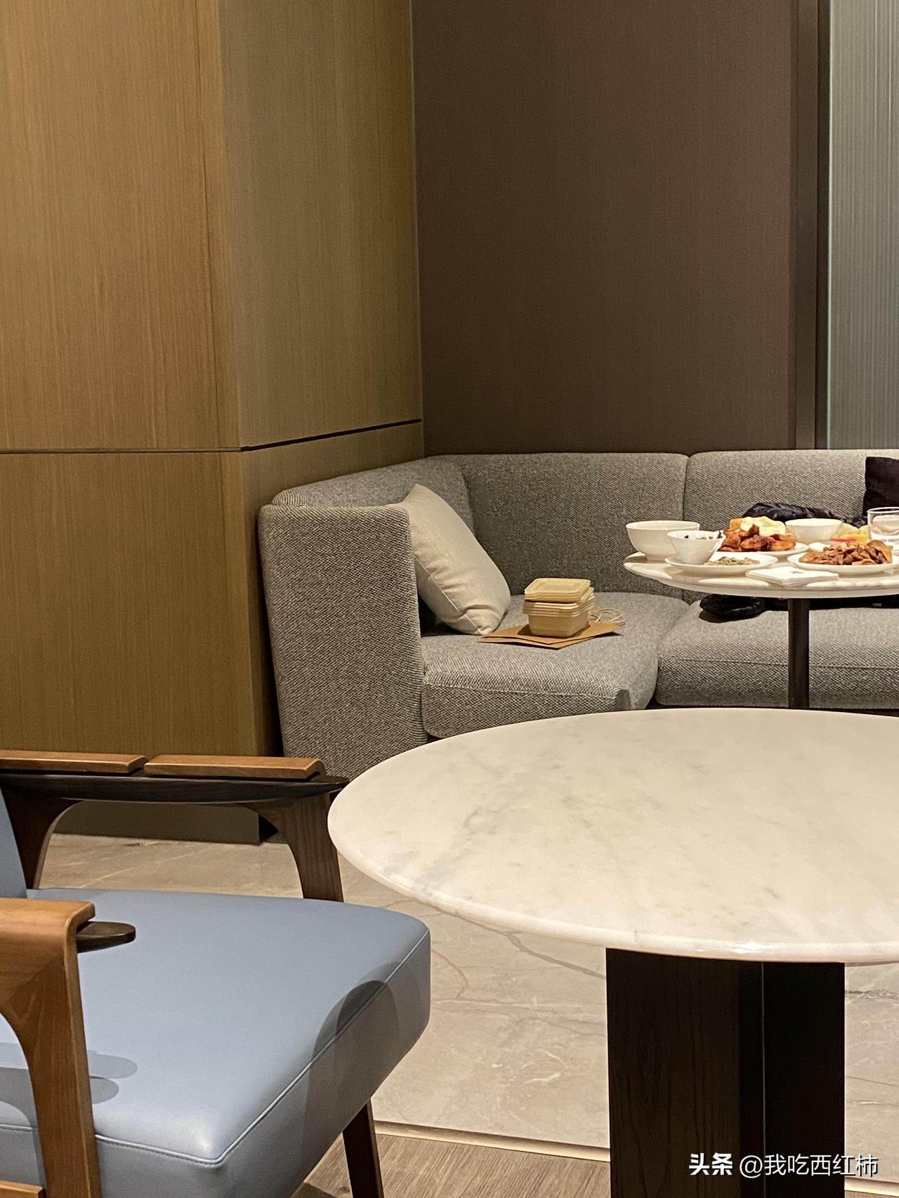 一个人来酒店出差，早上下来吃早餐，结果隔壁桌的一家人让我这碗面吃得全程走神……?