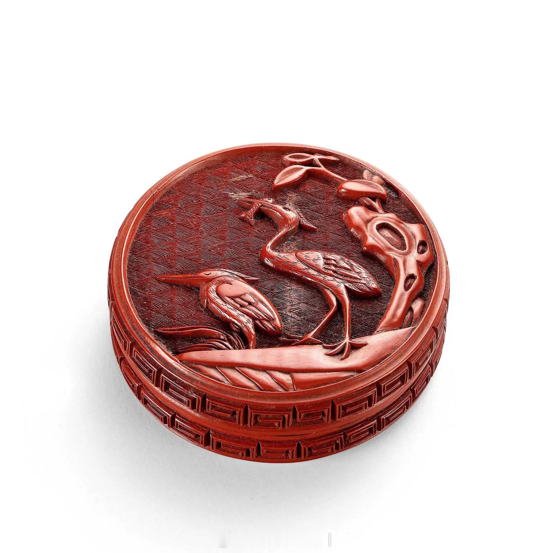 髹饰录 | 明晚期 剔红汀兰鹭丝图香盒剔红小香盒，蔗段式。盒面图案简练大方，刻画