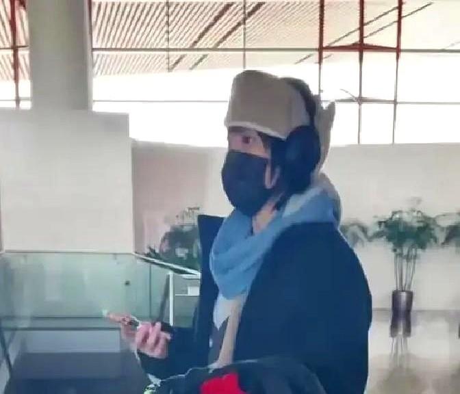 窦靖童又把机场穿成了热搜！

网上直接炸了锅。

有人说她这身oversize是