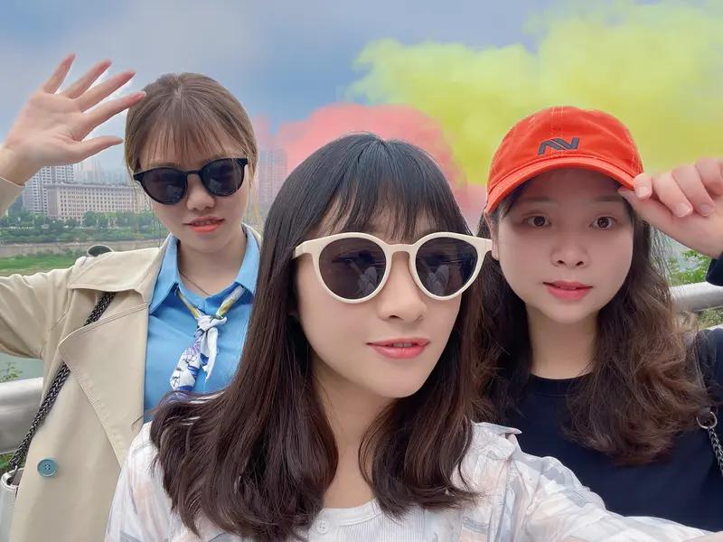 今年五一，我有二十三张舍不得删的照片。九宫格照片里，有高铁票根记录旅程，高速堵车