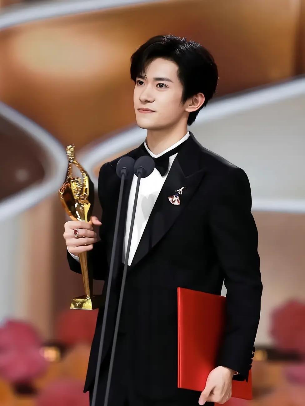 易洋千玺又得奖🏆了，但我始终get不到他的演技和颜值，感觉是被资本或某种利益团