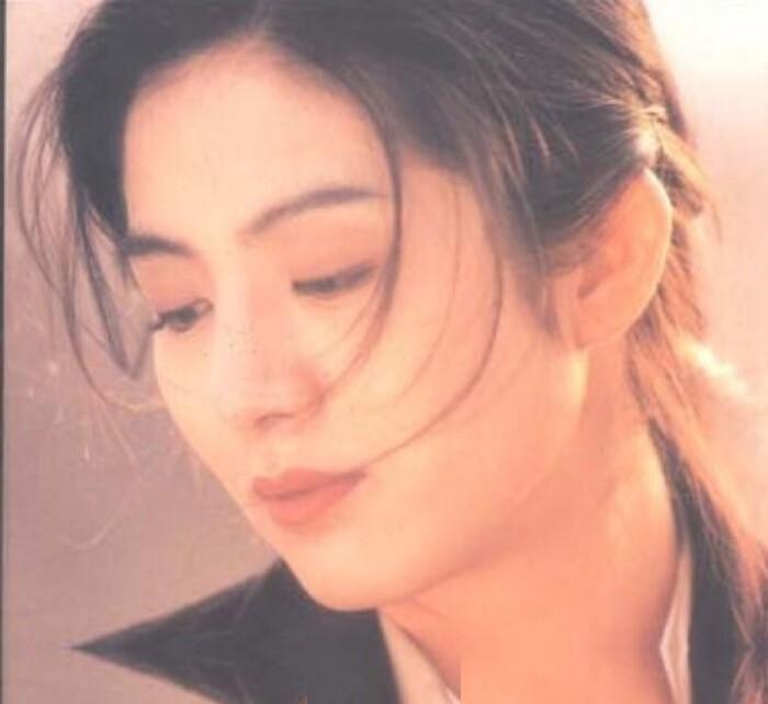51岁 杨采妮 和丈夫带着双胞胎儿子，在 新加坡 家中户外烧烤。她状态绝佳，一点