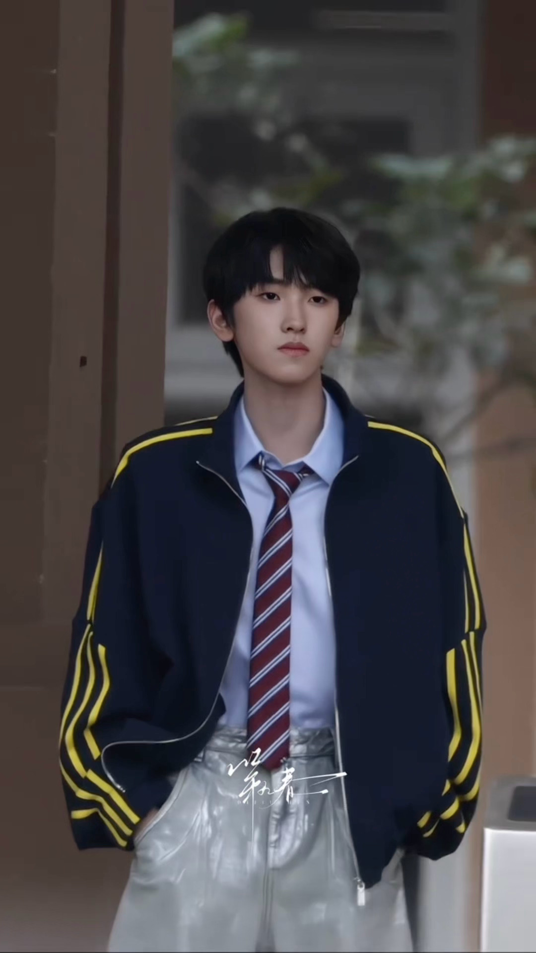 左奇函外拍左奇函《我们的少年时代2》外拍路透。。校园造型充满了青春气息，期待李浩