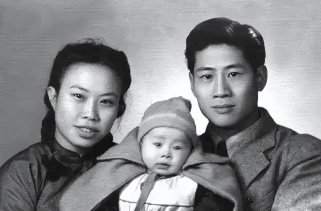 1950年，台湾共产党员林正亨被枪决，囚车正巧经过他家门前，他猛然站起急切的大喊