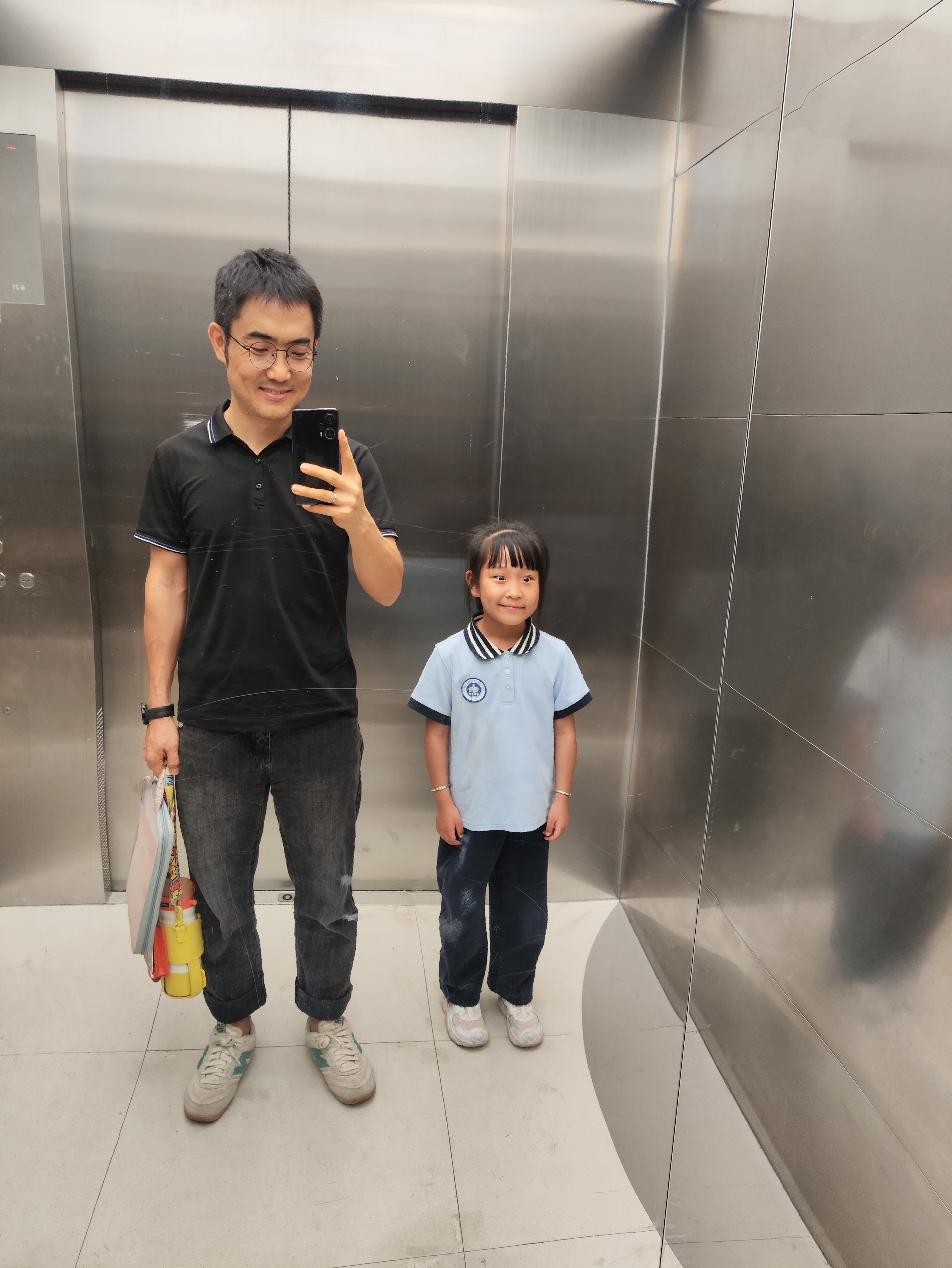 琦妙依 昨儿去接二姐下课，还是那个哭哭啼啼，却又鬼灵精怪的二姐，跟老父亲在电梯里