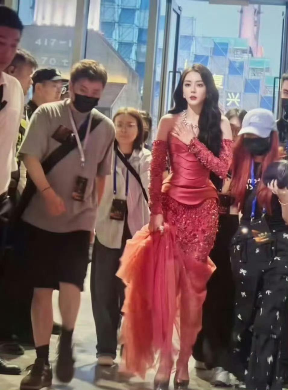 迪丽热巴红毯眉毛迪丽热巴卷发挑染造型 迪丽热巴硬美！太美了！好久不见迪丽热巴走红