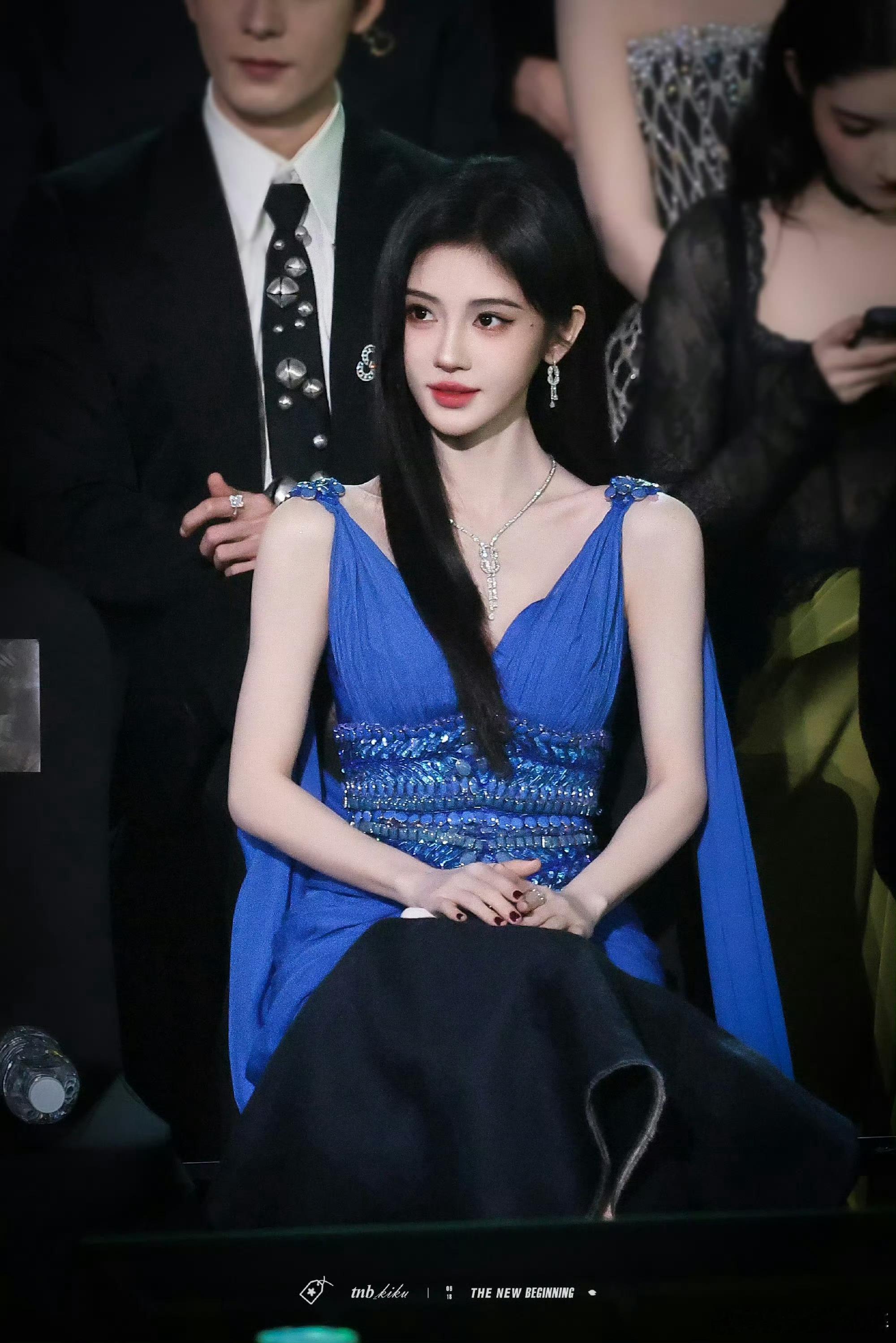 我还在回味鞠婧祎昨天星光大赏的造型，真的好美啊，颜霸 