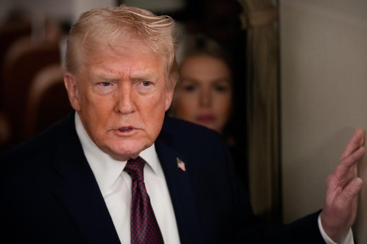 特朗普决心落井下石，美军航母在南海掉头，与伊朗一战已不可避免？
围绕是否要趁着伊