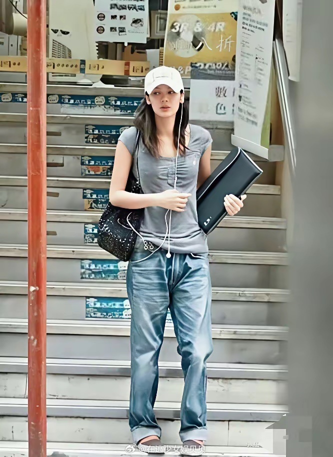 小时候觉得她名字好怪，而且港媒经常是她的阴阳新闻，对她印象怪怪的。现在才get到