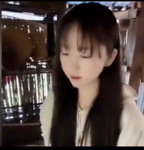这哥们说，老挝的女孩上赶着，找她，单身的可以上挝去找对象。