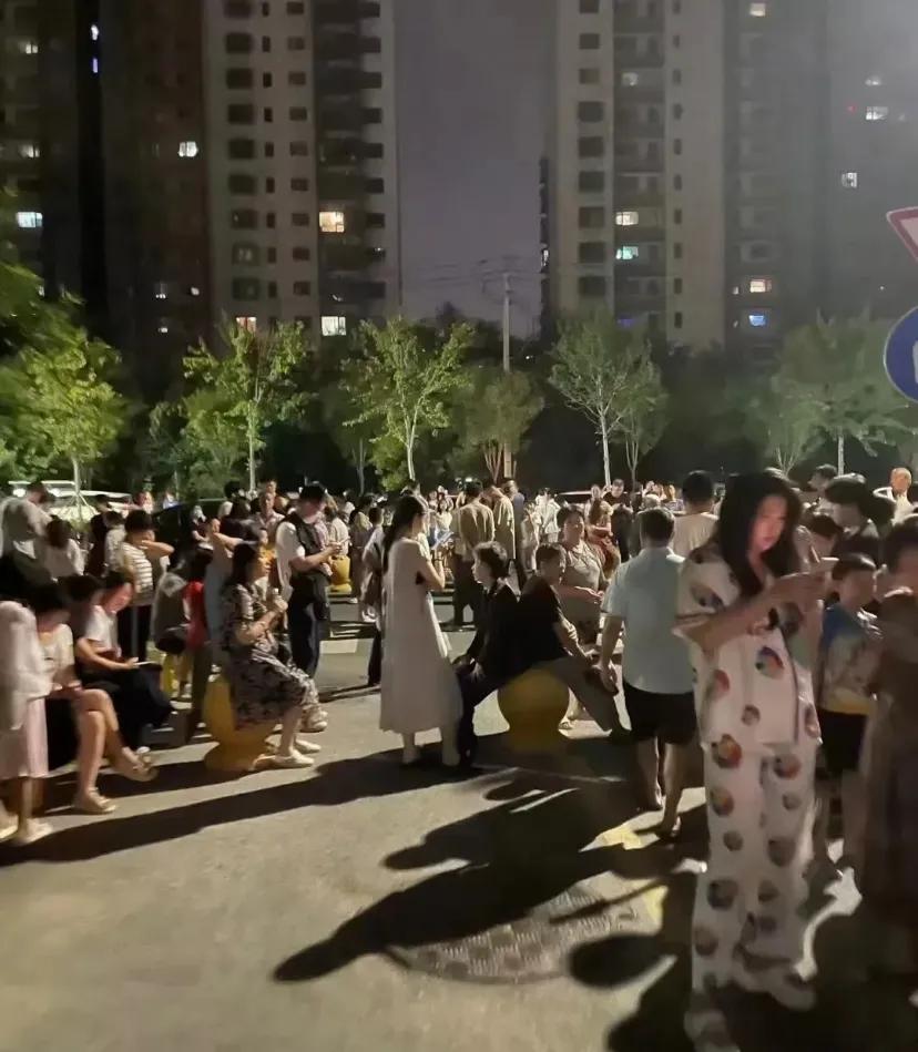 一地震，小区人数会让你惊讶!
今天凌晨德州地震，济南深有震感，很多人纷纷跑下楼，