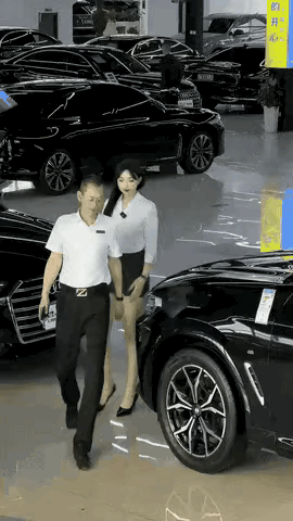 小姐姐这一蹲，
这车应该可以卖出去了。